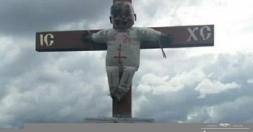 Вандалы-сатанисты на Житомирщине "распяли" куклу со свастикой