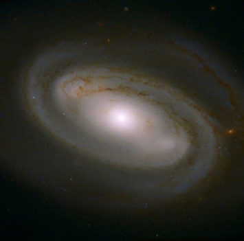 "Хаббл" нашел галактику, похожую на латте (фото)