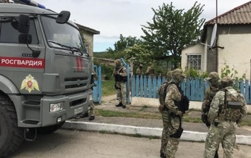В аннексированном Крыму российский ОМОН проводит обыски у крымских татар