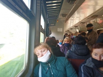 "Селедка в тамбурах": сеть шокировали фото переполненных вагонов пригородных электричек на Киевщине