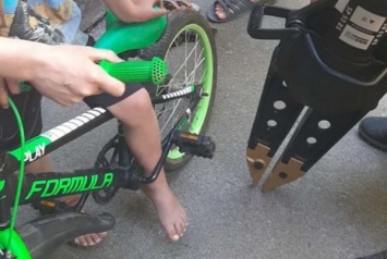 В Днепре спасатели освободили ребенка из "велосипедной ловушки"