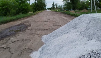 «Шлаковый» ремонт дорог на Херсонщине продолжается