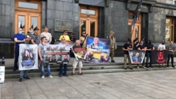 Побратимы убитого Сармата объявили голодовку и пикетируют Офис Президента (фото)