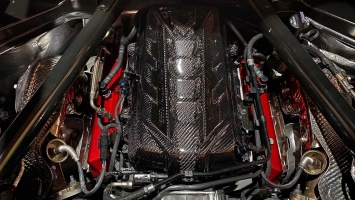 Chevrolet Corvette C8 оснастили карбоновой крышкой двигателя