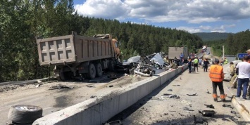 Появилось видео смертельного тарана грузовиком пяти легковушек на трассе М-5 под Челябинском