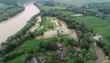На Тернопольщине отселяют жителей пострадавших от наводнения сел