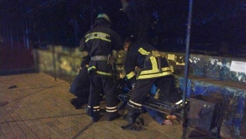 В Никополе спасатели помогли мужчине, который застрял на остановке под лавочкой