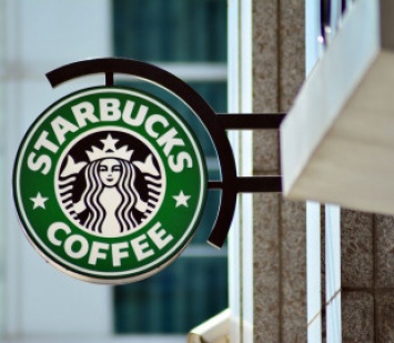 Starbucks приостанавливает рекламу в соцсетях