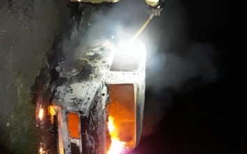 Скадовские спасатели тушили горящий автомобиль