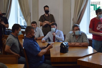 В мэрии Николаева решали, как урегулировать проблему с большегрузами. Местные жители ситуацию назвали «позором» (ФОТО, ВИДЕО)