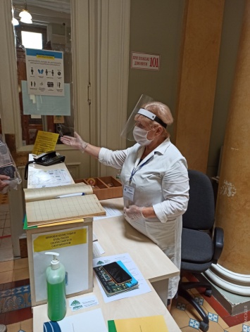 Читатели в масках и карантин для книг: одесская научная библиотека снова открыта