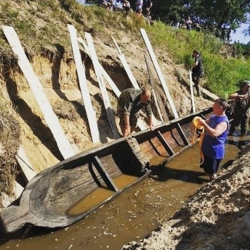 Археологи нашли древлянскую лодку в Житомирской области (ФОТО)
