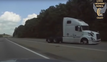 В США водитель грузовика устроил гонки с полицией по оживленной трассе (ВИДЕО)