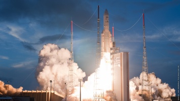 Ракета Ariane 5 вывела на орбиту три спутника, одни из которых - буксир для других спутников