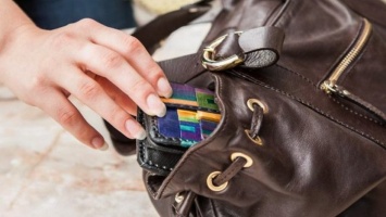 В Никополе в магазине орудует карманница: помогите установить личность