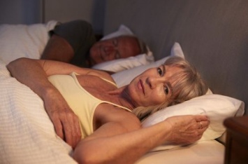 Медик назвал оптимальную продолжительность сна для пожилых