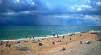 Что-то будет - в Кирилловке неожиданно потемнело небо, отдыхающие покидают пляжи (фото)