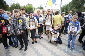 Президенту решили напомнить о погибших героях российско-украинской войны (фото)