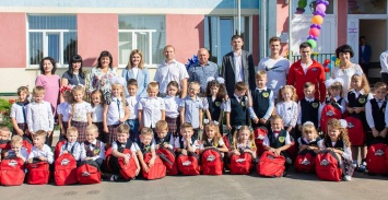 2 000 первоклассников получили фирменные рюкзаки от ХК «Донбасс» и Благотворительного фонда Бориса Колесникова