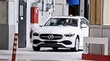 Новый седан Mercedes-Benz C-класса поймали без камуфляжа