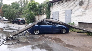 Непогода в Одессе: упавший столб повредил автомобиль