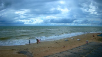 В Кирилловке в штормящем море купаются люди (фото, видео)