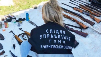 Хранил дома: на Черниговщине обнаружили арсенал оружия военного образца