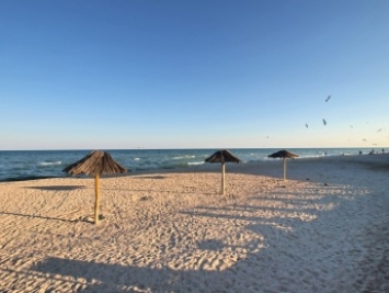 В Кирилловке погода шепчет и ценопад - на пляжах опять отдыхающие (видео)