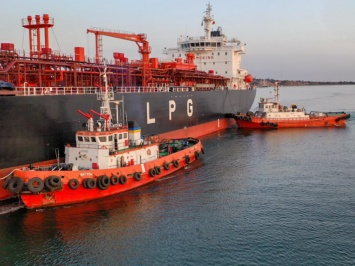 В порту "Южный" буксир помял танкер с 15 тыс. тонн аммиака на борту