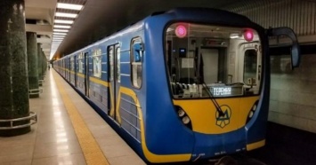 «Зацепер» упал под колеса поезда киевского метро (ВИДЕО)