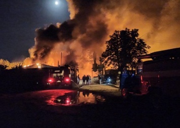 В Харькове и области спасатели тушили масштабные пожары на двух предприятиях, - ФОТО