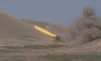 Конфликт в Нагорном Карбахе: Минобороны Армении обвинило Азербайджан в применении артиллерии и убийстве человека