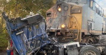 Поезд уничтожил тягач, застрявший на ЖД-переезде (видео)
