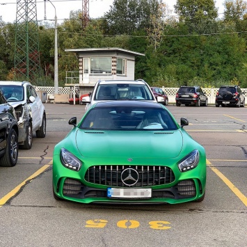 В Киеве заметили роскошный суперкар цвета "зеленый дьявол" за 7 млн: фото