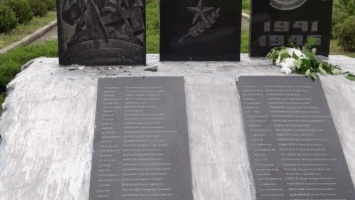 Ничего святого: днепропетровские вандалы дважды за сутки разгромили могилы воинов Второй мировой