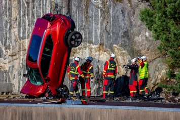 Самый суровый краш-тест: Volvo сбрасывает автомобили с высоты 30 метров