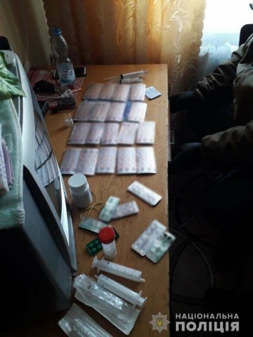 На Харьковщине в подъезде «многоэтажки» полиция задержала местного жителя, который продавал наркотики, - ФОТО