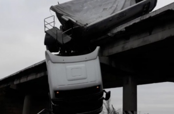 Ангелы существуют! На Донбассе водитель фуры чудом уцелел после падения с моста. Видео