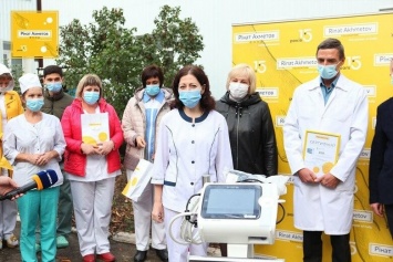 «Борьба с COVID-19 в Украине»: Фонд Рината Ахметова продолжает помогать медикам Донбасса и всей страны