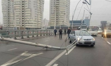 Причину падения электроопор на Шулявском путепроводе будут выяснять правоохранители, - КГГА