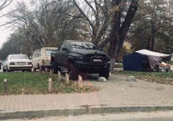 И смех, и грех: киевские коммунальщики неделю решали, кому устанавливать антипарковочные столбики