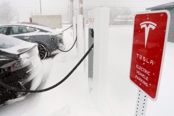Канадец не смог зарядить Tesla Model 3 при -28 (ВИДЕО)