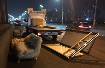 Необычное ДТП в Киеве: грузовику оторвало крышу, видео