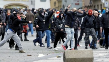 COVID-протесты в Чехии: премьеру преподнесли гроб и унитаз