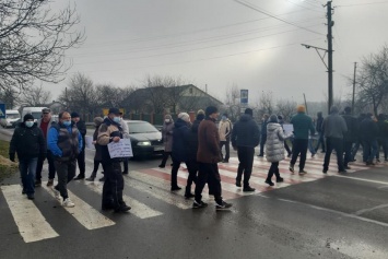 Недовольны ценой на газ: На Прикарпатье люди перекрыли национальную трассу