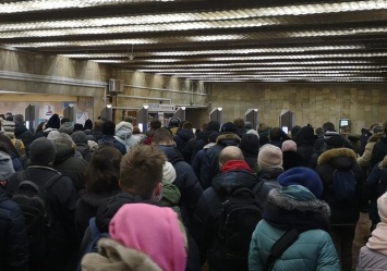 Так себе карантин: киевляне жалуются на столпотворения на станции "Героев Днепра"