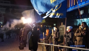 В Запорожье в память героев Крут состоялось факельное шествие