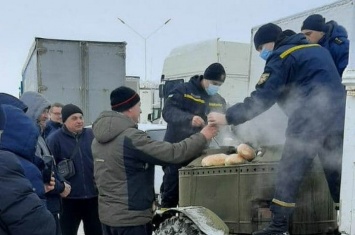 Снежная ловушка на трассе Одесса-Киев: спасатели накормили горячим обедом 870 человек