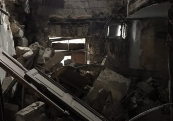 Обвал на Нежинской: обрушилась стена жилого дома и появился провал во дворе