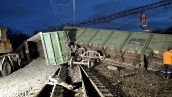 Под Днепром перевернулся поезд, движение заблокировано (ФОТО)
